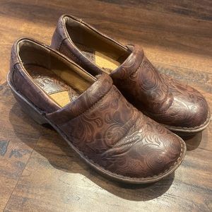 BOC Brown Paisley Embossed Leather Slip On Clogs Nurse Shoes Womens Size 8m